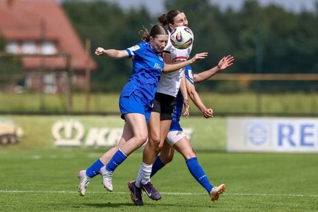 v.li.: Laura Bröring (SV Meppen, 6) und Phine Ebert (DSC Arminia Bielefeld, 5) im Zweikampf, Duell, Dynamik, Aktion, Action, Spielszene, 09.08.2025, Spelle (Deutschland), Fussball, Testspiel Frauen, SV Meppen - DSC Arminia Bielefeld