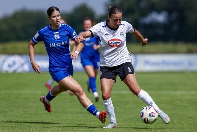 v.li.: Anouk Blaschka (SV Meppen, 10) und Lisa Lösch (DSC Arminia Bielefeld, 10) im Zweikampf, Duell, Dynamik, Aktion, Action, Spielszene, 09.08.2025, Spelle (Deutschland), Fussball, Testspiel Frauen, SV Meppen - DSC Arminia Bielefeld