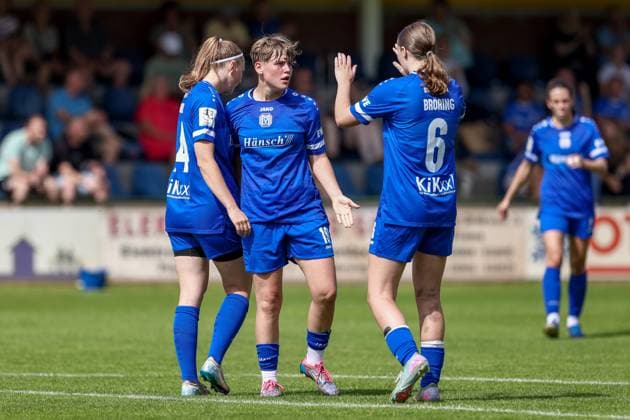 v.li.: Bente Bode (SV Meppen, 14), Lea Mauly (SV Meppen, 19) und Laura Bröring (SV Meppen, 6) mit Torjubel, Jubel, jubeln, jubelt, optimistisch, Spielszene, Highlight, Freude über das Tor zum 1:0, 09.08.2025, Spelle (Deutschland), Fussball, Testspiel Frauen, SV Meppen - DSC Arminia Bielefeld