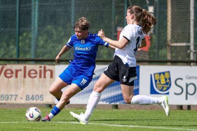 v.li.: Lea Mauly (SV Meppen, 19) und Lea Bultmann (DSC Arminia Bielefeld, 15) im Zweikampf, Duell, Dynamik, Aktion, Action, Spielszene, 09.08.2025, Spelle (Deutschland), Fussball, Testspiel Frauen, SV Meppen - DSC Arminia Bielefeld