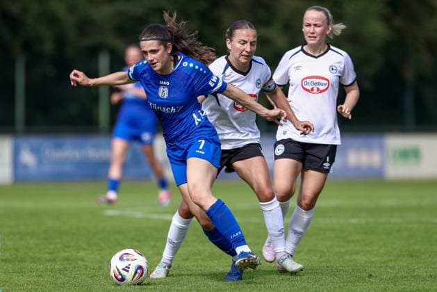 v.li.: Marie Bleil (SV Meppen, 7) und Lisa Lösch (DSC Arminia Bielefeld, 10) im Zweikampf, Duell, Dynamik, Aktion, Action, Spielszene, 09.08.2025, Spelle (Deutschland), Fussball, Testspiel Frauen, SV Meppen - DSC Arminia Bielefeld