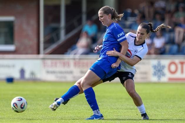 v.li.: Lara Hohm (SV Meppen, 16) und Jana Leuchtmann (DSC Arminia Bielefeld, 16) im Zweikampf, Duell, Dynamik, Aktion, Action, Spielszene, 09.08.2025, Spelle (Deutschland), Fussball, Testspiel Frauen, SV Meppen - DSC Arminia Bielefeld