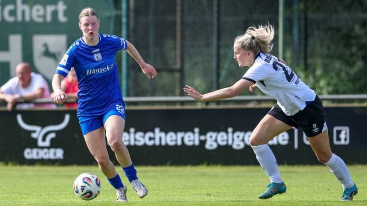 Lilly Damm (SV Meppen, 22) am Ball, Maren Allmeroth (geb. Tellenbröker, DSC Arminia Bielefeld, 23), Aktion, Action, Spielszene, 09.08.2025, Spelle (Deutschland), Fussball, Testspiel Frauen, SV Meppen - DSC Arminia Bielefeld