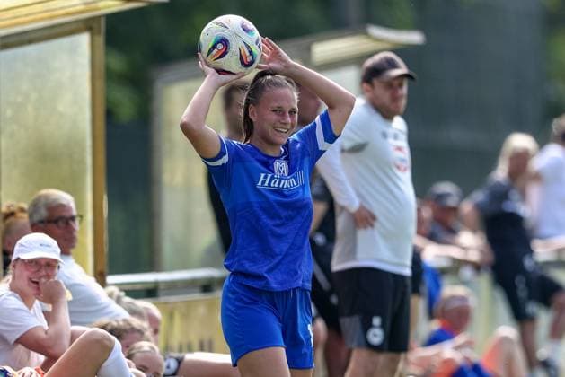 Lana Hubbeling (SV Meppen, 18) beim Einwurf, Aktion, Action, Spielszene, lächelt, lacht, freut sich, Spaß, Freude, 09.08.2025, Spelle (Deutschland), Fussball, Testspiel Frauen, SV Meppen - DSC Arminia Bielefeld