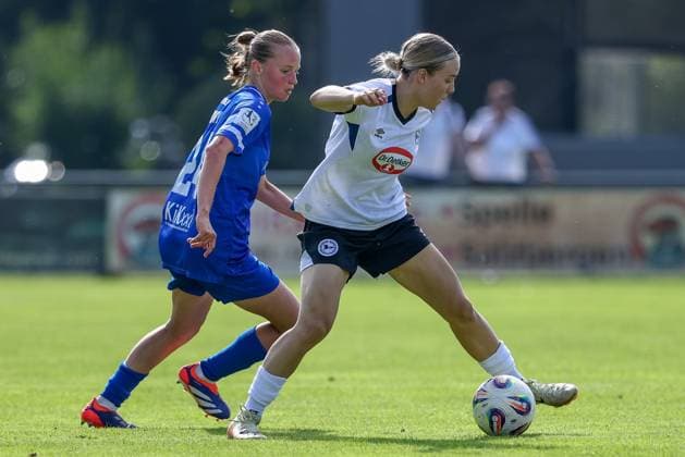 v.li.: Lilly Bartke (SV Meppen, 24) und Sophia Pauli (DSC Arminia Bielefeld, 11) im Zweikampf, Duell, Dynamik, Aktion, Action, Spielszene, 09.08.2025, Spelle (Deutschland), Fussball, Testspiel Frauen, SV Meppen - DSC Arminia Bielefeld