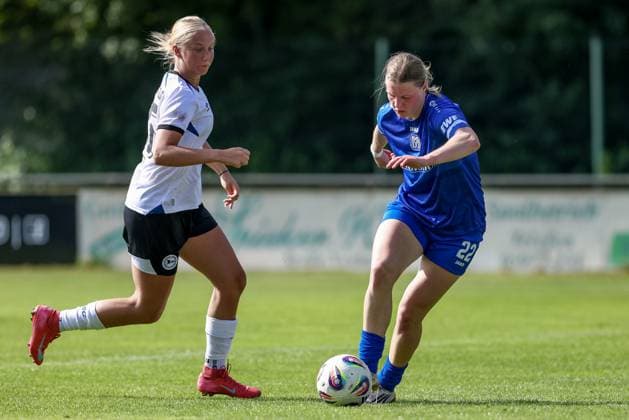 v.li.: Paula Peters (DSC Arminia Bielefeld, 25) und Lilly Damm (SV Meppen, 22) im Zweikampf, Duell, Dynamik, Aktion, Action, Spielszene, 09.08.2025, Spelle (Deutschland), Fussball, Testspiel Frauen, SV Meppen - DSC Arminia Bielefeld