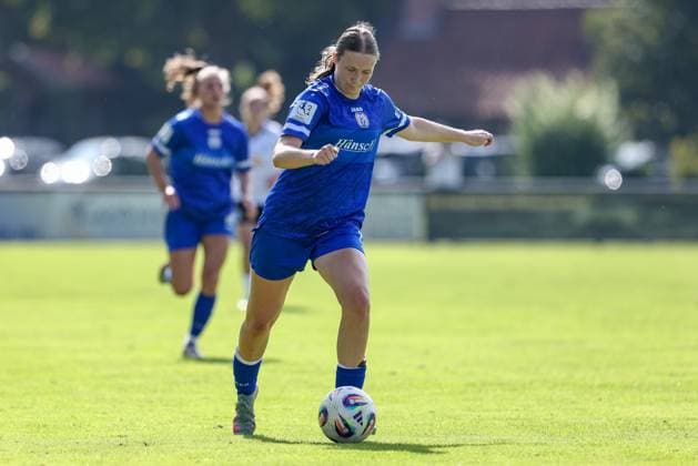 Laura Bröring (SV Meppen, 6) am Ball, Einzelbild, Ganzkörper, Aktion, Action, Spielszene, 09.08.2025, Spelle (Deutschland), Fussball, Testspiel Frauen, SV Meppen - DSC Arminia Bielefeld