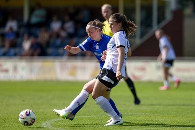 v.li.: Bente Bode (SV Meppen, 14) und Lea Bultmann (DSC Arminia Bielefeld, 15) im Zweikampf, Duell, Dynamik, Aktion, Action, Spielszene, 09.08.2025, Spelle (Deutschland), Fussball, Testspiel Frauen, SV Meppen - DSC Arminia Bielefeld