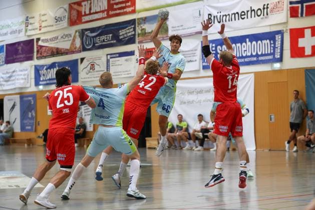 10.08.2025, xgox, Handball - Heide-Cup - Spiel um Platz 5 VfL Gummersbach - Kolstad Handbold emspor, v.l. Simen Ulstad Lyse (Kolstad, 25), Ellidi Snaer Vidarsson (Gummersbach, 4), Martin Hernes Hovde (Kolstad, 42), Julian Koester (Köster, Gummersbach, 7), Magnus Gullerud (Kolstad, 14) Zweikampf, Duell, Kampf, tackle Schneverdingen