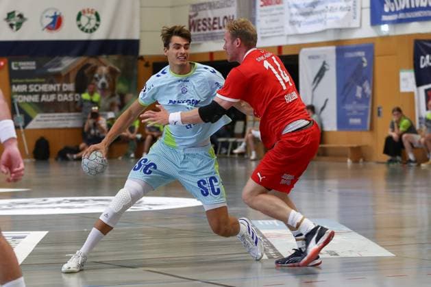 10.08.2025, xgox, Handball - Heide-Cup - Spiel um Platz 5 VfL Gummersbach - Kolstad Handbold emspor, v.l. Julian Koester (Köster, Gummersbach, 7), Magnus Gullerud (Kolstad, 14) Zweikampf, Duell, Kampf, tackle Schneverdingen