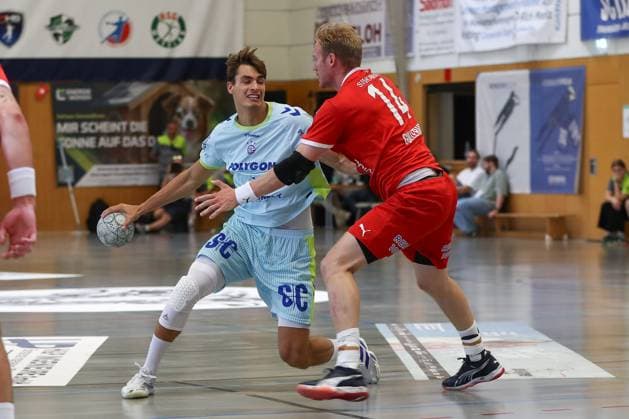 10.08.2025, xgox, Handball - Heide-Cup - Spiel um Platz 5 VfL Gummersbach - Kolstad Handbold emspor, v.l. Julian Koester (Köster, Gummersbach, 7), Magnus Gullerud (Kolstad, 14) Zweikampf, Duell, Kampf, tackle Schneverdingen