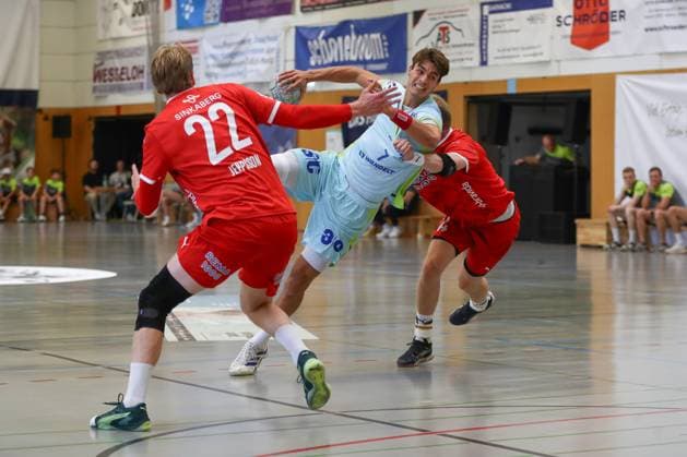 10.08.2025, xgox, Handball - Heide-Cup - Spiel um Platz 5 VfL Gummersbach - Kolstad Handbold emspor, v.l. Simon Jeppsson (Kolstad, 22), Julian Koester (Köster, Gummersbach, 7), Magnus Gullerud (Kolstad, 14) Zweikampf, Duell, Kampf, tackle Schneverdingen