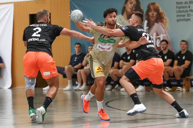 10.08.2025, xgox, Handball - Heide-Cup - Spiel um Platz 3 TSV Hannover Burgdorf - Kadetten Schaffhausen emspor, v.l. Lucas Meister (Schaffhausen, 2), Sindre Aho (Hannover, 27), Patrik Martinovic (Schaffhausen, 22) Zweikampf, Duell, Kampf, tackle Schneverdingen