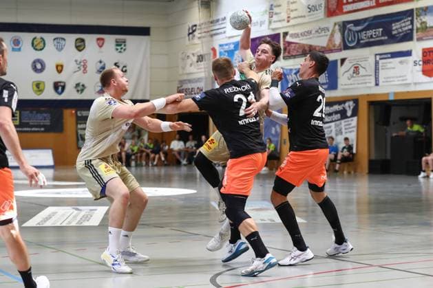 10.08.2025, xgox, Handball - Heide-Cup - Spiel um Platz 3 TSV Hannover Burgdorf - Kadetten Schaffhausen emspor, v.l. Justus Fischer (Hannover, 54), Daniel Reznicky (Schaffhausen, 21), Leif Tissier (Hannover, 7), Lukas Maros (Schaffhausen, 20) Zweikampf, Duell, Kampf, tackle Schneverdingen