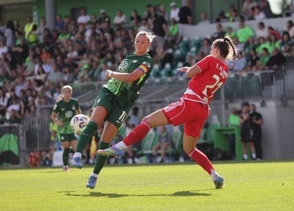 Alexandra Popp (VfL Wolfsburg), Anna Weiss (1. FC Union Berlin) Fussball, Frauen, Saison 2025 2026, 1.Liga, Google Pixel Frauen-Bundesliga, VfL Wolfsburg gegen Union Berlin, Saisonvorbereitung, Testspiel, 0-2, Fanfest DFL REGULATIONS PROHIBIT ANY USE OF PHOTOGRAPHS AS IMAGE SEQUENCES AND OR QUASI-VIDEO.