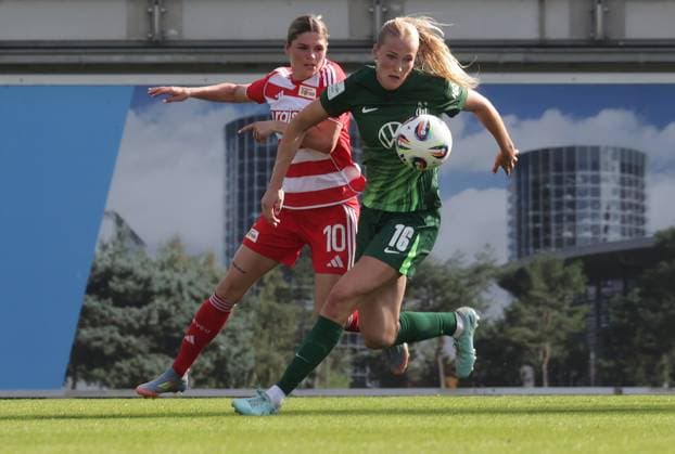 Eileen Campbell (1. FC Union Berlin), Camilla Kuever (VfL Wolfsburg) Fussball, Frauen, Saison 2025 2026, 1.Liga, Google Pixel Frauen-Bundesliga, VfL Wolfsburg gegen Union Berlin, Saisonvorbereitung, Testspiel, 0-2, Fanfest DFL REGULATIONS PROHIBIT ANY USE OF PHOTOGRAPHS AS IMAGE SEQUENCES AND OR QUASI-VIDEO.