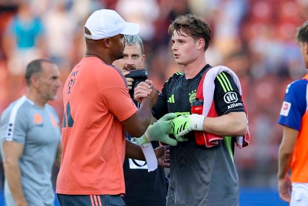 Trainer Vincent Kompany (FC Bayern Muenchen) und Torhueter Jonas Urbig (FC Bayern Muenchen) geben sich die Hand, Pre-Season Friendly, Grasshopper Club Zürich v FC Bayern München, Stadion Letzigrund am 12. August 2025 in Zurich, Schweiz. (Foto von Marco Steinbrenner DeFodi Images) Trainer Vincent Kompany (FC Bayern Muenchen) und Torhueter Jonas Urbig (FC Bayern Muenchen) shake hands, Pre-Season Friendly, Grasshopper Club Zürich v FC Bayern München, Stadion Letzigrund, August 12, 2025 in Zurich, Switzerland. (Photo by Marco Steinbrenner DeFodi Images)