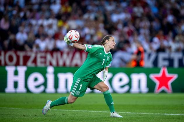 Ann-Kathrin Berger (Deutschland, 01) am Ball, SUI, Deutschland vs Spanien, Fussball, UEFA Womens Euro 2025, Halbfinale, 23.07.2025 SUI, Deutschland vs Spanien, Fussball, UEFA Womens Euro 2025, Halbfinale, 23.07.2025 Zuerich Copyright: xEibner-Pressefoto Memmlerx EP_MMR