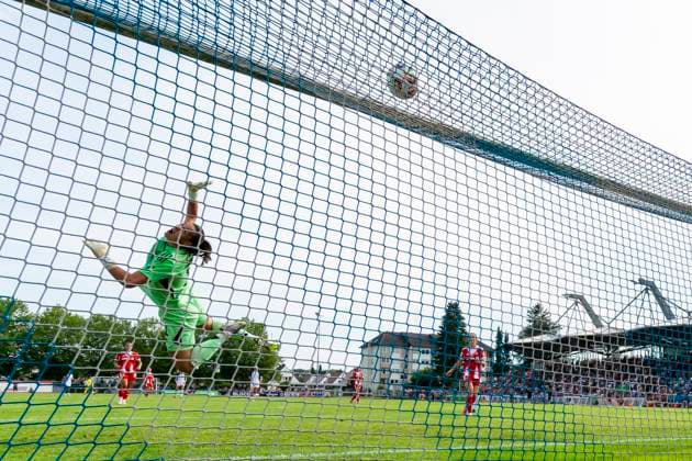 Ball fliegt ueber das Tor von Maria Grohs (1, TW, FC Bayern Muenchen) aus der Hintertorkamera DEU, FC Bayern Muenchen Frauen vs FC Zuerich Frauen, Fussball, Vorbereitung, Saison 2025 26,15.08.2025, DEU, FC Bayern Muenchen Frauen vs FC Zuerich Frauen, Fussball, Vorbereitung, Saison 2025 26,15.08.2025 Friedrichshafen Copyright: xEibner-Pressefoto FlorianxWolfx EP_FWF