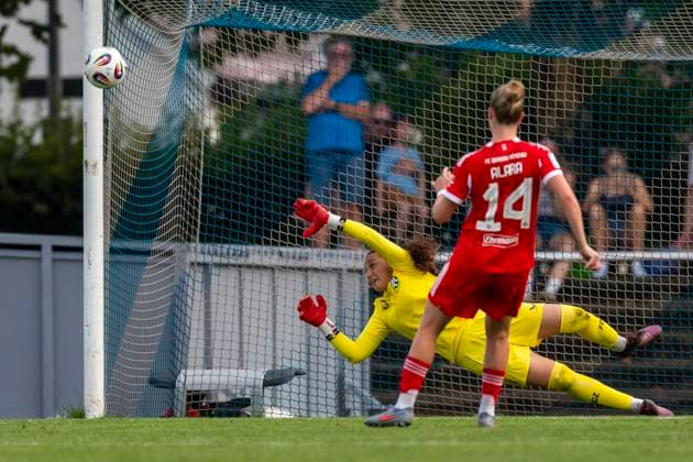 Elfmeter von Alara Sehitler (14, FC Bayern Muenchen) an den Pfosten von Yasmina Ammar (12, TW, FC Zuerich) DEU, FC Bayern Muenchen Frauen vs FC Zuerich Frauen, Fussball, Vorbereitung, Saison 2025 26,15.08.2025, DEU, FC Bayern Muenchen Frauen vs FC Zuerich Frauen, Fussball, Vorbereitung, Saison 2025 26,15.08.2025 Friedrichshafen Copyright: xEibner-Pressefoto FlorianxWolfx EP_FWF