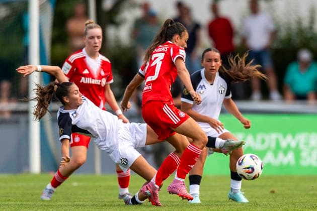 Zweikampf zwischen Borbala Vincze (19, FC Zuerich) mit Natalia Padilla-Bidas (23, FC Bayern Muenchen) DEU, FC Bayern Muenchen Frauen vs FC Zuerich Frauen, Fussball, Vorbereitung, Saison 2025 26,15.08.2025, DEU, FC Bayern Muenchen Frauen vs FC Zuerich Frauen, Fussball, Vorbereitung, Saison 2025 26,15.08.2025 Friedrichshafen Copyright: xEibner-Pressefoto FlorianxWolfx EP_FWF
