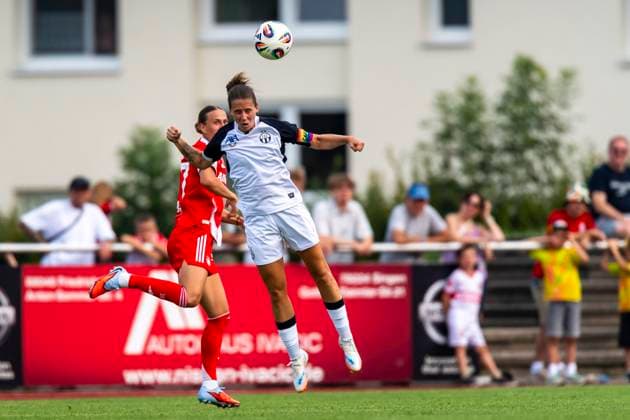 Kopfballduell zwischen Naomi Megroz (5, FC Zuerich) und Arianna Caruso (27, FC Bayern Muenchen) DEU, FC Bayern Muenchen Frauen vs FC Zuerich Frauen, Fussball, Vorbereitung, Saison 2025 26,15.08.2025, DEU, FC Bayern Muenchen Frauen vs FC Zuerich Frauen, Fussball, Vorbereitung, Saison 2025 26,15.08.2025 Friedrichshafen Copyright: xEibner-Pressefoto FlorianxWolfx EP_FWF