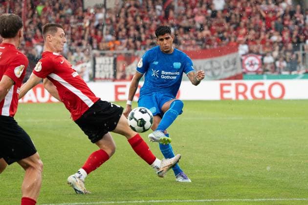 Piero Hincapie (Bayer Leverkusen, 03), Schuss, GER, Sonnenhof Grossaspach vs. Bayer 04 Leverkusen, Fussball, DFB Pokal, 1. Runde, Spielzeit 2025 2026, 15.08.25, DFL REGULATIONS PROHIBIT ANY USE OF PHOTOGRAPHS AS IMAGE SEQUENCES AND OR QUASI-VIDEO, GER, Sonnenhof Grossaspach vs. Bayer 04 Leverkusen, Fussball, DFB Pokal, 1. Runde, Spielzeit 2025 2026, 15.08.25 Aspach Copyright: xEibner-Pressefoto EdwardxCheungx EP_ECG
