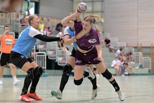 Naina Klein (TusSies Metzingen, 09) gegen Kim Hinkelmann Union Neckarsulm, 05) und Kamila Kordovska (Sport-Union Neckarsulm, 14) TusSies Metzingen vs. Sport-Union Neckarsulm, Handball, Alsco HBF, Testspiel, Saison 2025 2026, 15.08.2025 TusSies Metzingen vs. Sport-Union Neckarsulm, Handball, Alsco HBF, Testspiel, Saison 2025 2026, 15.08.2025 Metzingen Copyright: xEibner-Pressefoto TobiasxBaurx EP_TBR