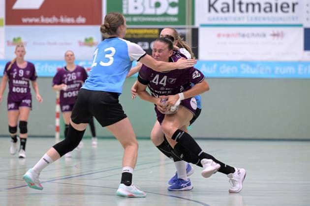 Carolin Huebner (TusSies Metzingen, 44) gegen Alicia Stoffel Union Neckarsulm, 13) und Meret Ossenkopp (Sport-Union Neckarsulm, 22) TusSies Metzingen vs. Sport-Union Neckarsulm, Handball, Alsco HBF, Testspiel, Saison 2025 2026, 15.08.2025 TusSies Metzingen vs. Sport-Union Neckarsulm, Handball, Alsco HBF, Testspiel, Saison 2025 2026, 15.08.2025 Metzingen Copyright: xEibner-Pressefoto TobiasxBaurx EP_TBR