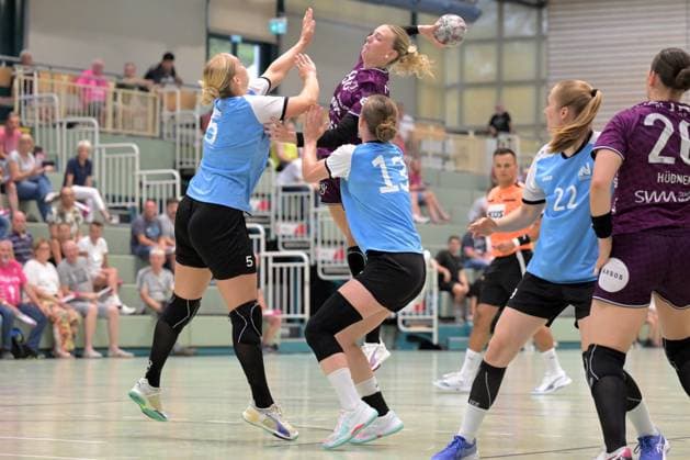 Charlotte Cholevova (TusSies Metzingen, 98) gegen Kim Hinkelmann Union Neckarsulm, 05) und Alicia Stoffel (Sport-Union Neckarsulm, 13) TusSies Metzingen vs. Sport-Union Neckarsulm, Handball, Alsco HBF, Testspiel, Saison 2025 2026, 15.08.2025 TusSies Metzingen vs. Sport-Union Neckarsulm, Handball, Alsco HBF, Testspiel, Saison 2025 2026, 15.08.2025 Metzingen Copyright: xEibner-Pressefoto TobiasxBaurx EP_TBR