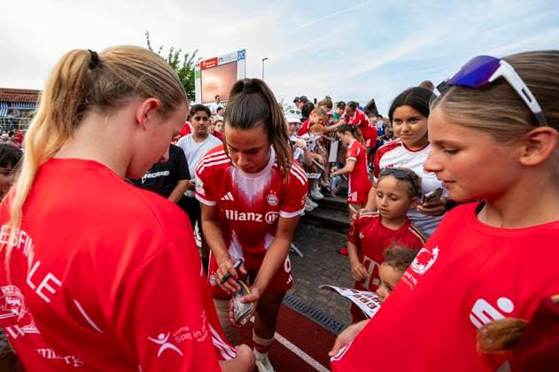 Lena Oberdorf (8, FC Bayern Muenchen) beim Autogramme schreiben DEU, FC Bayern Muenchen Frauen vs FC Zuerich Frauen, Fussball, Vorbereitung, Saison 2025 26,15.08.2025, DEU, FC Bayern Muenchen Frauen vs FC Zuerich Frauen, Fussball, Vorbereitung, Saison 2025 26,15.08.2025 Friedrichshafen Copyright: xEibner-Pressefoto FlorianxWolfx EP_FWF