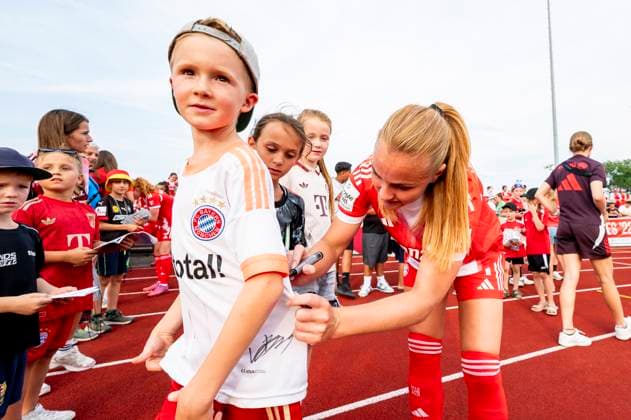 Glodis Viggosdottir (4, FC Bayern Muenchen) beim Autogramme schreiben DEU, FC Bayern Muenchen Frauen vs FC Zuerich Frauen, Fussball, Vorbereitung, Saison 2025 26,15.08.2025, DEU, FC Bayern Muenchen Frauen vs FC Zuerich Frauen, Fussball, Vorbereitung, Saison 2025 26,15.08.2025 Friedrichshafen Copyright: xEibner-Pressefoto FlorianxWolfx EP_FWF