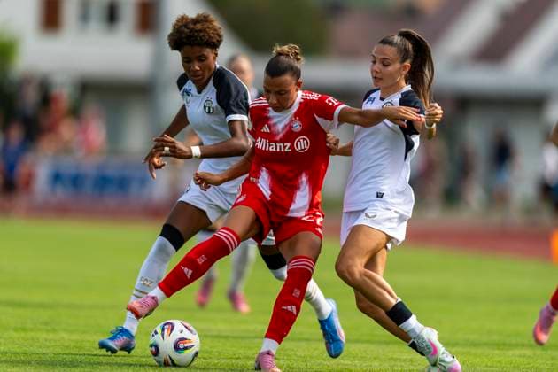 Arianna Caruso (27, FC Bayern Muenchen) mit Sury Lamontana (30, FC Zuerich) und Luisa Blumenthal (29, FC Zuerich) DEU, FC Bayern Muenchen Frauen vs FC Zuerich Frauen, Fussball, Vorbereitung, Saison 2025 26,15.08.2025, DEU, FC Bayern Muenchen Frauen vs FC Zuerich Frauen, Fussball, Vorbereitung, Saison 2025 26,15.08.2025 Friedrichshafen Copyright: xEibner-Pressefoto FlorianxWolfx EP_FWF