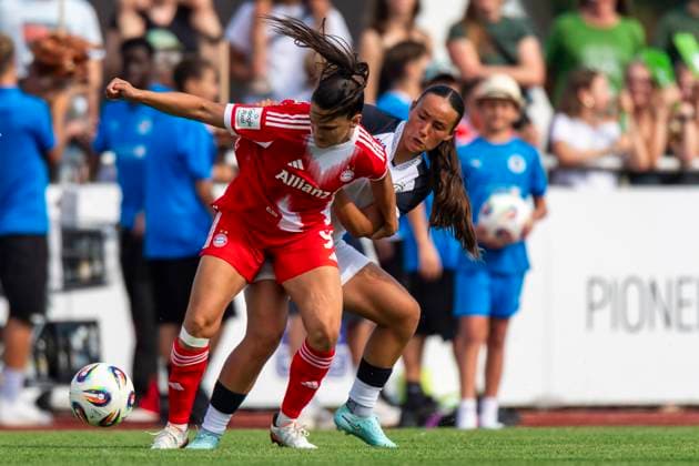 Zweikampf zwischen Jovana Damnjanovic (9, FC Bayern Muenchen) und Shanae Tsawa (16, FC Zuerich) DEU, FC Bayern Muenchen Frauen vs FC Zuerich Frauen, Fussball, Vorbereitung, Saison 2025 26,15.08.2025, DEU, FC Bayern Muenchen Frauen vs FC Zuerich Frauen, Fussball, Vorbereitung, Saison 2025 26,15.08.2025 Friedrichshafen Copyright: xEibner-Pressefoto FlorianxWolfx EP_FWF
