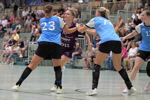 Nele Franz (TusSies Metzingen, 10) gegen Munia Smits Union Neckarsulm, 23) und Paulina Uscinowicz (Sport-Union Neckarsulm, 78) TusSies Metzingen vs. Sport-Union Neckarsulm, Handball, Alsco HBF, Testspiel, Saison 2025 2026, 15.08.2025 TusSies Metzingen vs. Sport-Union Neckarsulm, Handball, Alsco HBF, Testspiel, Saison 2025 2026, 15.08.2025 Metzingen Copyright: xEibner-Pressefoto TobiasxBaurx EP_TBR