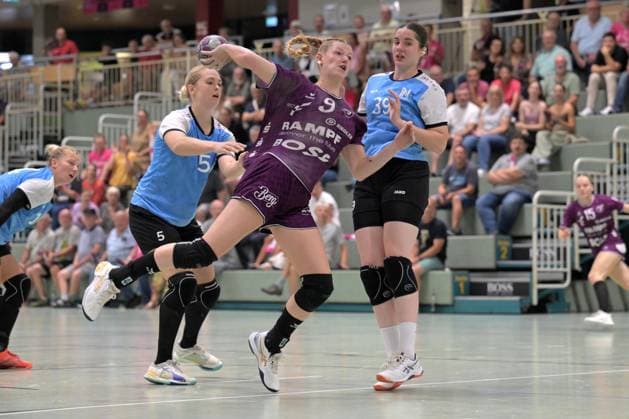 Naina Klein (TusSies Metzingen, 09) gegen Kim Hinkelmann Union Neckarsulm, 05) und Merle Albers (Sport-Union Neckarsulm, 39) TusSies Metzingen vs. Sport-Union Neckarsulm, Handball, Alsco HBF, Testspiel, Saison 2025 2026, 15.08.2025 TusSies Metzingen vs. Sport-Union Neckarsulm, Handball, Alsco HBF, Testspiel, Saison 2025 2026, 15.08.2025 Metzingen Copyright: xEibner-Pressefoto TobiasxBaurx EP_TBR
