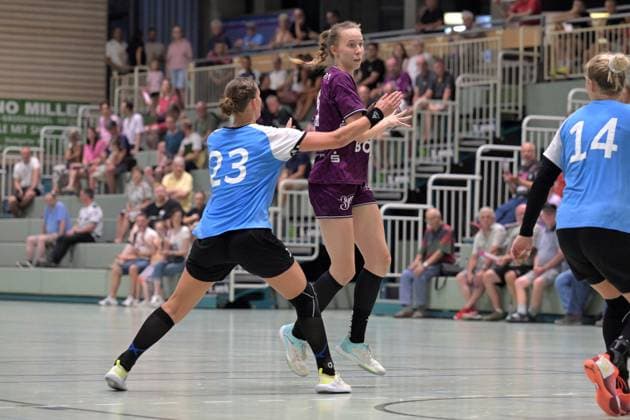 Klara Schlegel (TusSies Metzingen, 14) gegen Munia Smits Union Neckarsulm, 23) TusSies Metzingen vs. Sport-Union Neckarsulm, Handball, Alsco HBF, Testspiel, Saison 2025 2026, 15.08.2025 TusSies Metzingen vs. Sport-Union Neckarsulm, Handball, Alsco HBF, Testspiel, Saison 2025 2026, 15.08.2025 Metzingen Copyright: xEibner-Pressefoto TobiasxBaurx EP_TBR