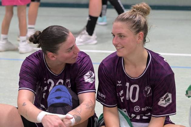 Gabriela Bitolo (TusSies Metzingen, 20) und Nele Franz (TusSies Metzingen, 10) nach dem Spiel TusSies Metzingen vs. Union Neckarsulm, Handball, Alsco HBF, Testspiel, Saison 2025 2026, 15.08.2025 TusSies Metzingen vs. Sport-Union Neckarsulm, Handball, Alsco HBF, Testspiel, Saison 2025 2026, 15.08.2025 Metzingen Copyright: xEibner-Pressefoto TobiasxBaurx EP_TBR