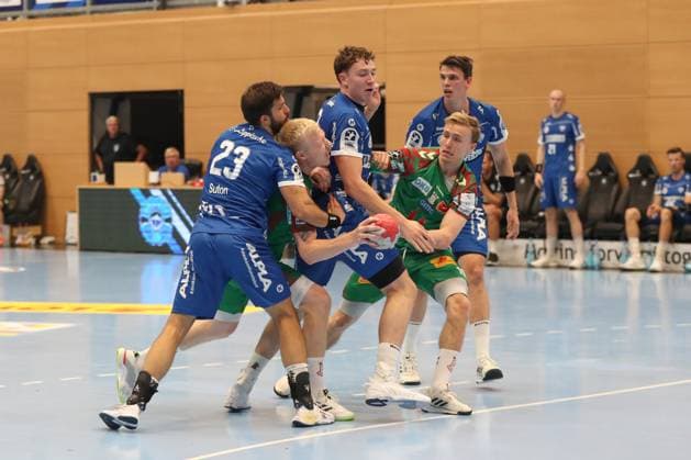 15.08.2025, xgox, Handball, Wartburg Cup, SC Magdeburg - TBV Lemgo emspor v.l. Tim Suton (Lemgo, 23), Magnus Saugstrup (Magdeburg, 23), Lukas Hutecek (Lemgo, 2), Gisli Thorgeir Kristjansson (Magdeburg, 10) Zweikampf, Duell, Kampf, tackle Eisenach