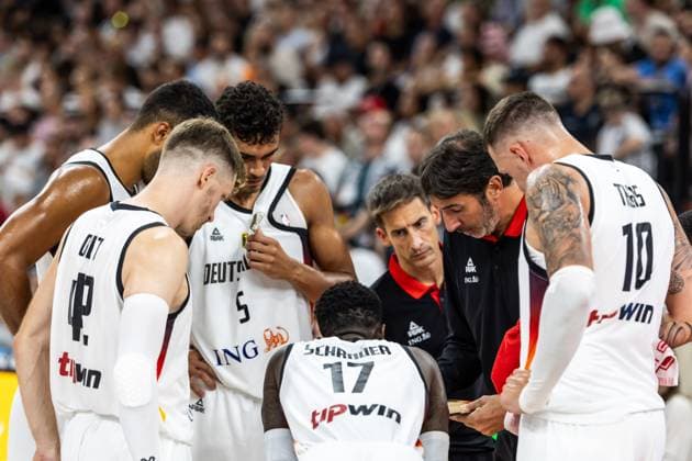 GER, Türkish Airline Supercup, Basketball, Deutschland-Türkei 15.08.2025, SAP Garden, München, GER, Türkish Airline Supercup, Basketball, Deutschland-Türkei Ãlex Mumbru (Trainer, Deutschland) spricht mit seinen Spielern  Foto Alexander Trienitz München SAP Garden Beyern Deutschland
