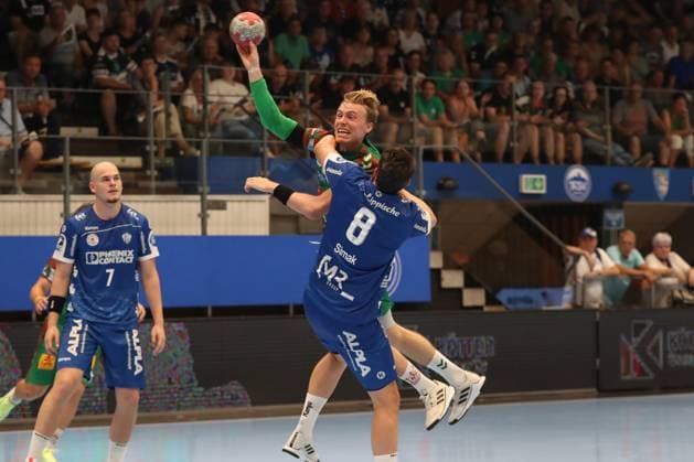 15.08.2025, xgox, Handball, Wartburg Cup, SC Magdeburg - TBV Lemgo emspor v.l. Gisli Thorgeir Kristjansson (Magdeburg, 10), Frederik Simak (Lemgo, 8) Zweikampf, Duell, Kampf, tackle Eisenach