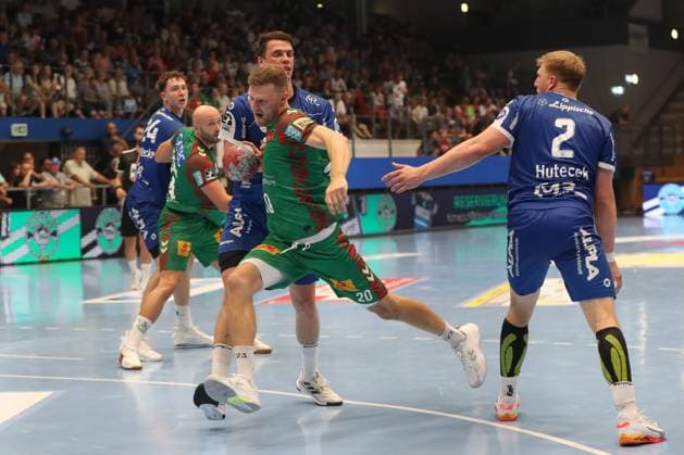 15.08.2025, xgox, Handball, Wartburg Cup, SC Magdeburg - TBV Lemgo emspor v.l. Frederik Simak (Lemgo, 8), Philipp Weber (Magdeburg, 20) Zweikampf, Duell, Kampf, tackle Eisenach