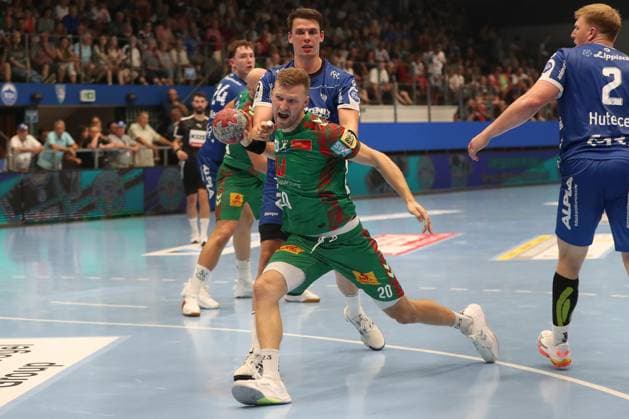 15.08.2025, xgox, Handball, Wartburg Cup, SC Magdeburg - TBV Lemgo emspor v.l. Frederik Simak (Lemgo, 8), Philipp Weber (Magdeburg, 20) Zweikampf, Duell, Kampf, tackle Eisenach