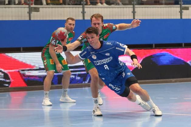 15.08.2025, xgox, Handball, Wartburg Cup, SC Magdeburg - TBV Lemgo emspor v.l. Frederik Simak (Lemgo, 8), Felix Claar (Magdeburg, 7) wirft Tor, Torschuetze, erzielt Tor, Treffer, scores the goal Eisenach
