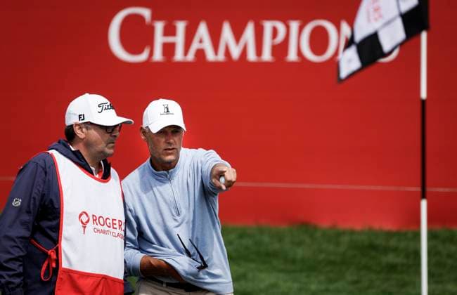 August 15, 2025, Calgary, Ab, CANADA: Canada s Wes Martin, right, discusses a putt with his caddie on the 18th green during the PGA, Golf Herren Tour Champions golf event in Calgary, Alta., Friday, Aug. 15, 2025. Wes Martin - ZUMAc35_ 20250815_zaf_c35_152 Copyright: xJeffxMcintoshx