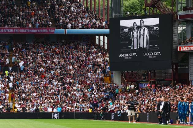 Players observe a minutes silence in memory of Diogo Jota and his brother Andre Silva. Aston Villa v Newcastle United, Premier League, Football, Villa Park, Birmingham, UK - 16 Aug 2025Birmingham Villa Park United Kingdom EDITORIAL USE ONLY No use with unauthorised audio, video, data, fixture lists, club league logos or live services. Online in-match use limited to 120 images, no video emulation. No use in betting, games or single club league player publications. Copyright: xJamesxMarsh Shutterstockx 15439535bd