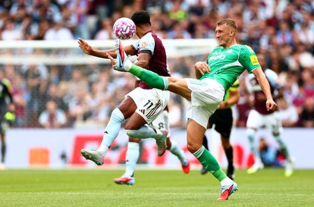 Dan Burn of Newcastle United and Ollie Watkins of Aston Villa. Aston Villa v Newcastle United, Premier League, Football, Villa Park, Birmingham, UK - 16 Aug 2025Birmingham Villa Park United Kingdom EDITORIAL USE ONLY No use with unauthorised audio, video, data, fixture lists, club league logos or live services. Online in-match use limited to 120 images, no video emulation. No use in betting, games or single club league player publications. Copyright: xJamesxMarsh Shutterstockx 15439535bj