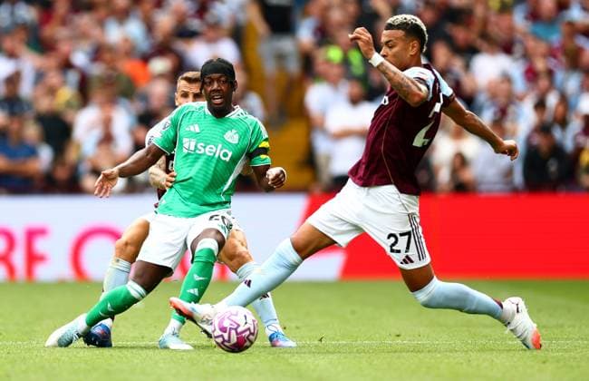 Anthony Elanga of Newcastle United and Morgan Rogers of Aston Villa. Aston Villa v Newcastle United, Premier League, Football, Villa Park, Birmingham, UK - 16 Aug 2025Birmingham Villa Park United Kingdom EDITORIAL USE ONLY No use with unauthorised audio, video, data, fixture lists, club league logos or live services. Online in-match use limited to 120 images, no video emulation. No use in betting, games or single club league player publications. Copyright: xJamesxMarsh Shutterstockx 15439535bk