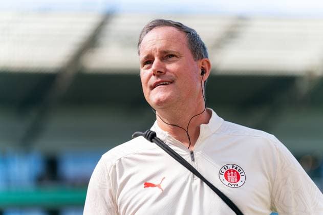 Oke Goettlich (FC St. Pauli, Praesident) im Interview vor Anpfiff, GER, Eintracht Norderstedt vs. FC St. Pauli, Fußball, DFB Pokal, 1. Runde, Saison 2025 2026, 16.08.2025 DFL REGULATIONS PROHIBIT ANY USE OF PHOTOGRAPHS AS IMAGE SEQUENCES AND OR QUASI-VIDEO GER, Eintracht Norderstedt vs. FC St. Pauli, Fußball, DFB Pokal, 1. Runde, Saison 2025 2026, 16.08.2025 Hamburg Copyright: xEibner-Pressefoto MaxxVincenx EP_MVN