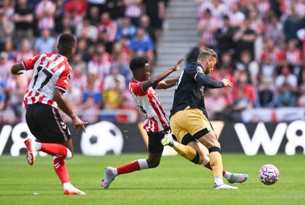 Simon Adingra of Sunderland challenges James Ward-Prowse of West Ham United Sunderland v West Ham United, Premier League, Football, Stadium of Light, Sunderland, UK - 16 Aug 2025Sunderland Stadium of Light United Kingdom EDITORIAL USE ONLY No use with unauthorised audio, video, data, fixture lists, club league logos or live services. Online in-match use limited to 120 images, no video emulation. No use in betting, games or single club league player publications. Copyright: xRichardxLee Shutterstockx 15439664ac